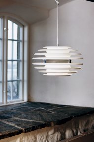 Ellipse Ø50 Blanco/cromo Lámpas de techo De Belid - La l&aacute;mpara colgante Ellipse es una elegante l&aacute;mpara de techo de Joakim Fihn que combina un dise&ntilde;o moderno con una iluminaci&oacute;n elegante.