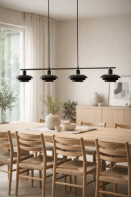 Stealth 120cm Negro Lámpas de techo De Nordic Lighting - La elegante l&aacute;mpara de techo Stealth, fabricada en metal negro con cuatro pantallas orientadas hacia abajo, proporciona una luz agradable y focalizada, ideal sobre una mesa de comedor o en la cocina.