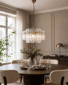 Lancaster Ø54 Latón/transparente Lámpas de techo De Lampan - Su elegante dise&ntilde;o, con su expresi&oacute;n moderna y su c&aacute;lido tono lat&oacute;n, la convierte en el foco de atenci&oacute;n perfecto sobre la mesa del comedor, en el sal&oacute;n o en el pasillo.