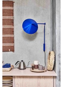 Kasa 60cm Azul lámpara de pared De OYOY - Gracias a su elegante forma, se integra en cualquier interior y aporta carácter y estilo a la estancia.