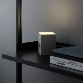 LAMP 1 - EU Gris De Avolt - La l&aacute;mpara est&aacute; fabricada en policarbonato y cuenta con una cubierta de vidrio esmerilado y texturizado que difunde la luz de forma suave y agradable.
