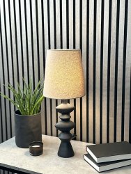 Nina 54cm Negro lámpara de mesa De Aneta Lighting - La lámpara de mesa modernista Nina con sus interesantes formas será un detalle fácil de colocar y bonito en tu hogar.