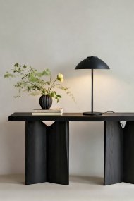 Vali 40cm Negro De Belid - Vali es una elegante l&aacute;mpara de mesa de metal negro mate con un dise&ntilde;o suave y equilibrado.