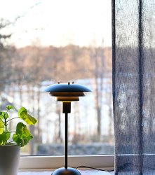Epsilon 37cm Negro lámpara de mesa De Aneta Lighting - La pequeña pantalla lo hace adecuado para su uso en una ventana o en un estante, por ejemplo.