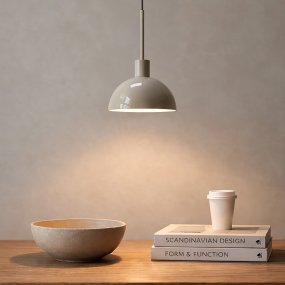 Vienda Ø20 Beige De Herstal - Vienda es una elegante l&aacute;mpara colgante de metal en un suave tono beige y un dise&ntilde;o atemporal.
