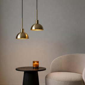 Vienda Ø20 Latón De Herstal - Vienda es una elegante l&aacute;mpara colgante de metal con acabado en lat&oacute;n satinado y un dise&ntilde;o atemporal.