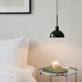 Vienda Ø20 Negro De Herstal - Vienda es una elegante l&aacute;mpara colgante de metal en negro brillante con un dise&ntilde;o atemporal.