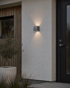 Alu Box 12cm Aluminio De Lampan - El dise&ntilde;o &uacute;nico crea una hermosa luz que sube y baja suavemente sobre la pared y le da a la habitaci&oacute;n una atm&oacute;sfera agradable y acogedora.