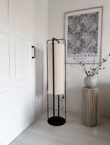 Ronda Naturaleza lámpara de pie De Aneta Lighting - Ronda es una lámpara de pie moderna con estructura de metal negro y tejido beige natural de calidad similar al lino.