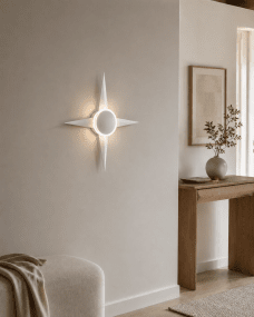 Bari 55cm Blanco lámpara de pared De Lampan - Col&oacute;cala en el sal&oacute;n o el pasillo: no solo sirve como elemento de iluminaci&oacute;n decorativa, sino que tambi&eacute;n es un elegante detalle de dise&ntilde;o de interiores.
