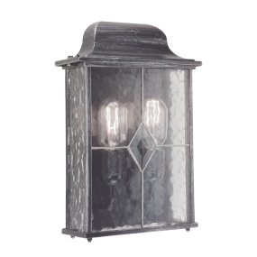 Wexford Plata lámpara de exterior De Elstead Lighting - Wexford es una lámpara de pared clásica para exteriores, fabricada en aluminio con un elegante acabado en plata oscura y paneles de vidrio decorativos con textura de vidrieras emplomadas.