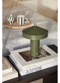 Hatto 25cm Verde portátil De OYOY - Con tres niveles de atenuaci&oacute;n y un LED de bajo consumo, ofrece una luz agradable y personalizable para diferentes necesidades.