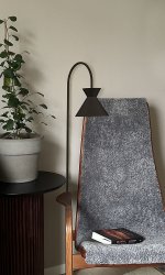 Coni Negro lámpara de pie De Aneta Lighting - La hermosa lámpara de pie Coni con su diseño atemporal armoniza tanto con interiores clásicos como rústicos.