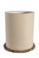 Lampshade Cylinder Fringe Ø30 Naturaleza De Alde & Lind - Los bordes están cuidadosamente doblados y un ribete decorativo de encaje grueso recorre el borde inferior, añadiendo un detalle elegante y exclusivo.