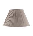 Fabric Lamp Shade 300 Beige De Karlskrona lampfabrik - Casquillo roscado o en la virola de latón que acompaña a nuestras lámparas de mesa y de pie.