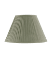 Fabric Lamp Shade 300 verde oliva De Karlskrona lampfabrik - Casquillo roscado o en la virola de lat&oacute;n que acompa&ntilde;a a nuestras l&aacute;mparas de mesa y de pie.