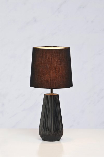 Nicci 40cm Negro lámpara de mesa De Markslöjd - La pantalla es de color negro, creando una luz suave y agradable que se adapta perfectamente a diferentes estilos de interior.
