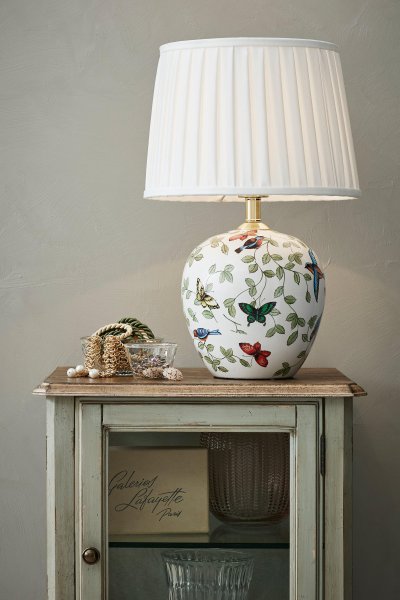 Mansion 48cm Multicolor lámpara de mesa De Markslöjd - Esta encantadora lámpara de mesa con su base pintada a mano decorada con flores y mariposas añadirá un toque romántico y clásico a tu hogar.