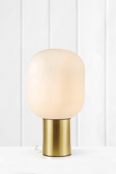 Brooklyn 44cm Latón cepillado lámpara de mesa De Markslöjd - En esta versi&oacute;n con cristal opalino y lat&oacute;n cepillado, la l&aacute;mpara de mesa difunde una hermosa luz y ocupa mucho espacio en la habitaci&oacute;n.