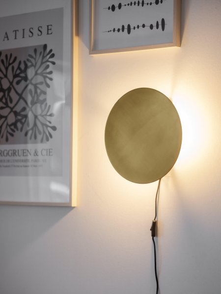 Fullmoon Ø25 Oro lámpara de pared De PR Home - Cable textil negro de 2,5 m de longitud con interruptor de encendido, a unos 30 cm de la l&aacute;mpara.