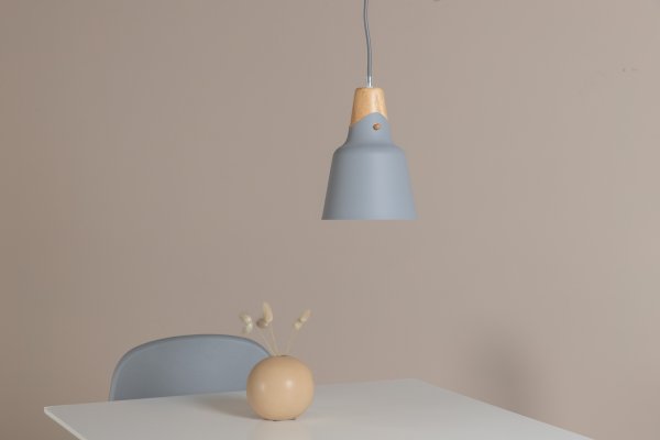 Rigel Ø16 Gris Lámpas de techo De Venture Design - Con la l&aacute;mpara de techo Rigel, obtendr&aacute;s una iluminaci&oacute;n moderna y elegante que se adapta a la mayor&iacute;a de las habitaciones y estilos de interior.