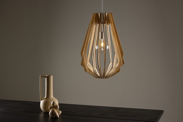 Spider Ø42 Madera Lámpas de techo De Venture Design - La l&aacute;mpara de madera Spider es una l&aacute;mpara atemporal, hecha de materiales naturales, que aporta un ambiente acogedor a tu hogar con una iluminaci&oacute;n agradable.