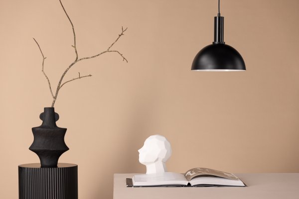 Narbonne Ø25 Negro Lámpas de techo De Venture Design - Con la l&aacute;mpara de techo Narbonne, obtendr&aacute;s una l&aacute;mpara cl&aacute;sica y atemporal que se adapta a la mayor&iacute;a de las habitaciones.