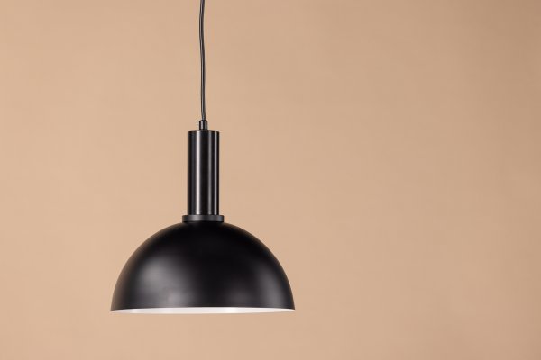 Narbonne Ø25 Negro Lámpas de techo De Venture Design - Con la l&aacute;mpara de techo Narbonne, obtendr&aacute;s una l&aacute;mpara cl&aacute;sica y atemporal que se adapta a la mayor&iacute;a de las habitaciones.