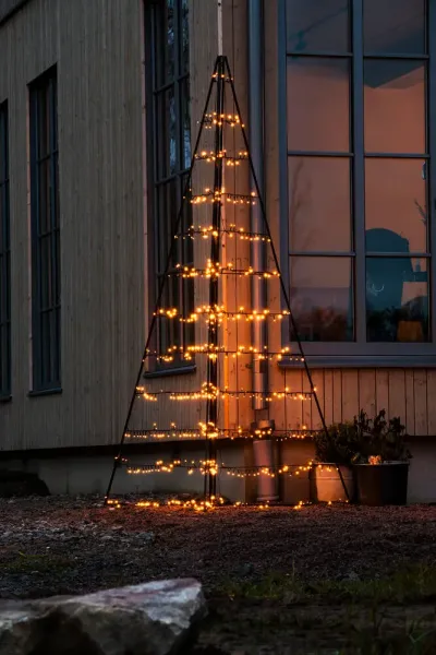 Decoración Metálica Pirámide 240cm Negro De Konstsmide - Con 651 luces LED de color &aacute;mbar c&aacute;lido, difunde un brillo elegante y crea una atm&oacute;sfera m&aacute;gica.