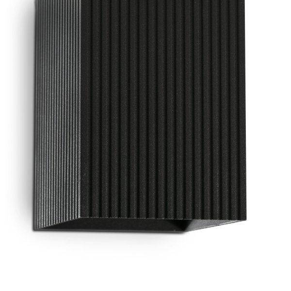 Lune 15cm Negro lámpara de pared De Faro Barcelona - Combina una iluminaci&oacute;n funcional y eficiente con una superficie moderna y texturizada que aporta dinamismo.