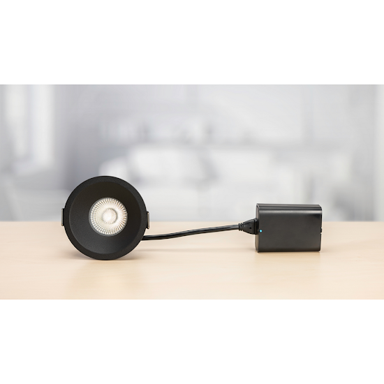 Downlight DWN-02 6P Negro De Plejd - DWN-02 tiene una temperatura de color ajustable y se puede configurar a una temperatura fija o atenuar a una luz cálida.