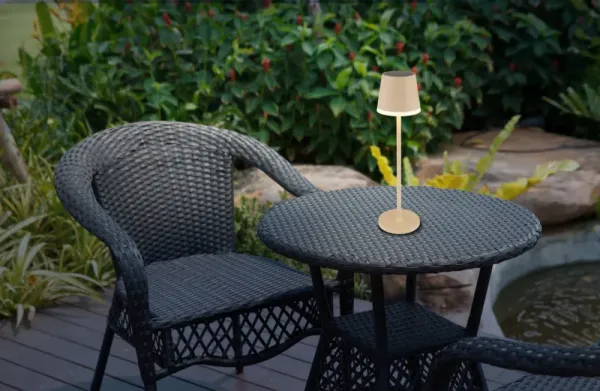 Bordslampa LED Arena lámpara solar De Globo Lighting - Den diskreta designen sm&auml;lter in i alla milj&ouml;er och med IP44-klassning &auml;r den t&aring;lig mot v&auml;der och vind.