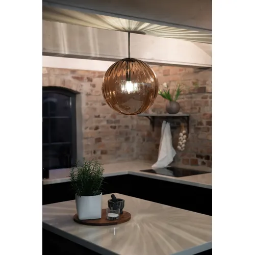 Fengari Ø35 Ámbar Lámpas de techo De Markslöjd - Colóquelos sobre una mesa de café redonda o cuelgue varios en fila sobre una mesa de comedor más larga.