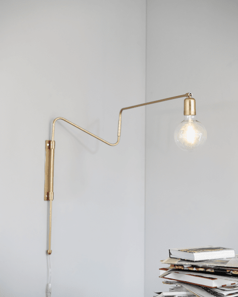 Swing 70cm Latón lámpara de pared De House Doctor - Swing de House Doctor es una hermosa l&aacute;mpara de pared con un aspecto innovador y hermoso en acabado de lat&oacute;n.