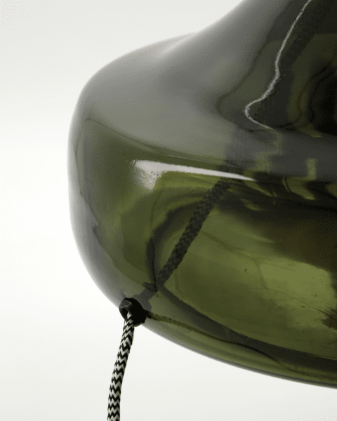 Matte 68cm Verde lámpara de mesa De House Doctor - Transforma tu hogar con esta elegante lámpara de mesa que combina una base de cristal verde con una pantalla de color crema claro.