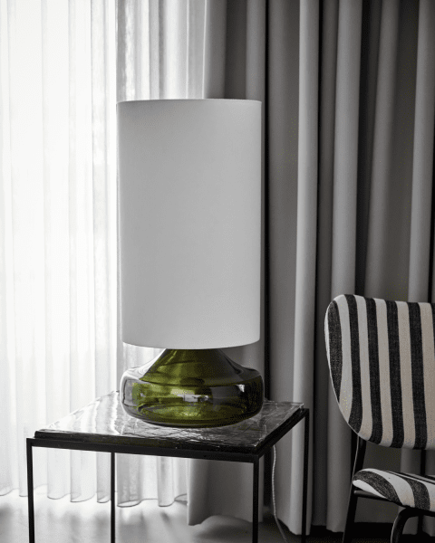 Matte 68cm Verde lámpara de mesa De House Doctor - Transforma tu hogar con esta elegante lámpara de mesa que combina una base de cristal verde con una pantalla de color crema claro.