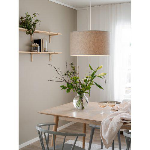 Sara Ø55 Beige Lámpas de techo De PR Home - La pantalla incorpora una l&aacute;mpara que realza el flujo de luz y crea una atm&oacute;sfera suave.