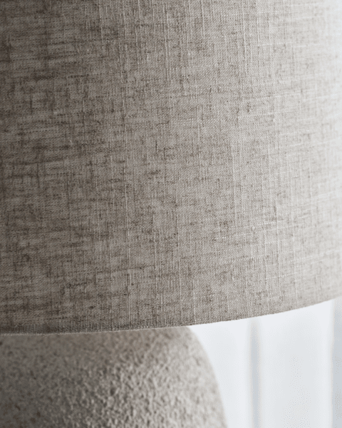 Tana 46cm Blanquecino lámpara de mesa De House Doctor - Deje que los colores brillantes y modernos en la sala de estar sean el centro de atención o haga de la lámpara un elemento bienvenido en un interior dominado por el beige, la crema y la arena.