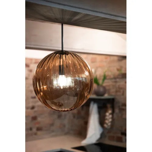 Fengari Ø35 Ámbar Lámpas de techo De Markslöjd - Colóquelos sobre una mesa de café redonda o cuelgue varios en fila sobre una mesa de comedor más larga.