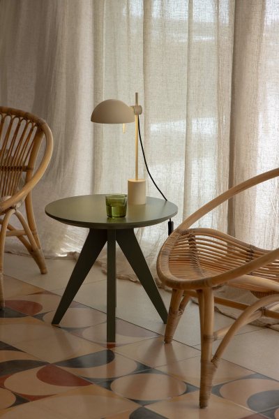 Matilda 43cm Beige lámpara de escritorio De Faro Barcelona - Su pantalla giratoria y altura ajustable proporcionan una iluminaci&oacute;n vers&aacute;til, perfecta para un escritorio, una mesita de noche o un rinc&oacute;n.