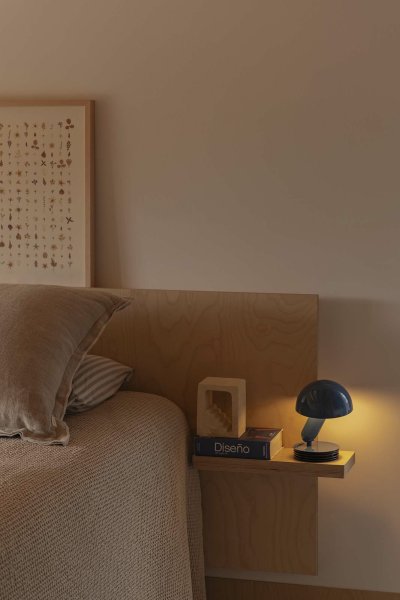 Bela 24cm Azul lámpara de escritorio De Faro Barcelona - Bela es una l&aacute;mpara vers&aacute;til que se adapta a cualquier estilo de interior.