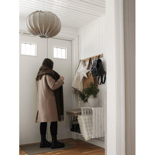 Hilma Ø50 Naturaleza Lámpas de techo De PR Home - La l&aacute;mpara de techo Hilma proporciona a la estancia una impresi&oacute;n suave, recubierta de una preciosa tela de lino de fina estructura.