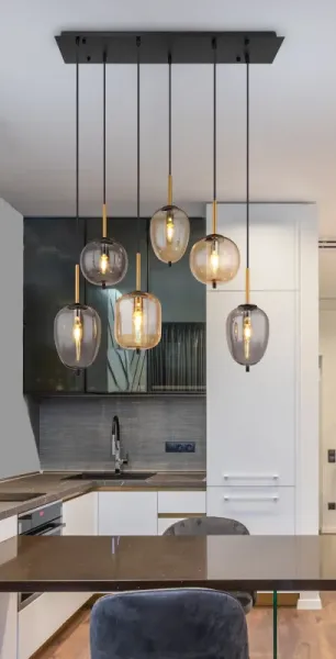 Blacky 80cm Ámbar Lámpas de techo De Globo Lighting - De sex r&ouml;k- och amberf&auml;rgade glasgloberna i olika former h&auml;nger fr&aring;n en svart, rektangul&auml;r takplatta och kan justeras upp till 120 cm fr&aring;n taket.