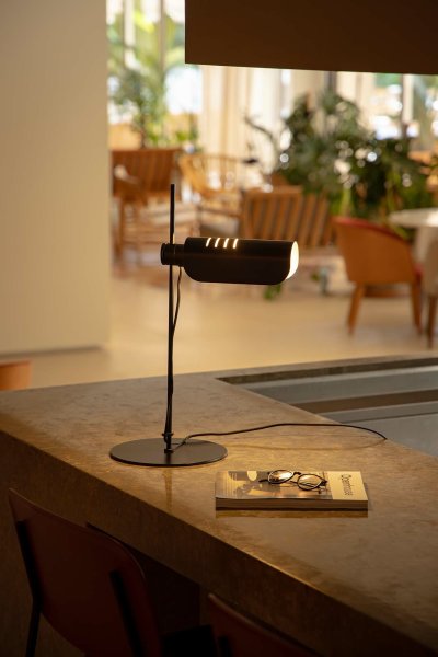 Martinica 53cm Negro lámpara de escritorio De Faro Barcelona - Una l&aacute;mpara que rompe con la austeridad e invita a jugar con la expresi&oacute;n de la luz, tanto en espacios residenciales como p&uacute;blicos.