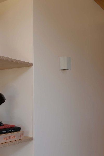 Lune 10cm Blanco lámpara de pared De Faro Barcelona - Lune es una l&aacute;mpara de pared cuadrada con acabado blanco mate que se integra a la perfecci&oacute;n en pasillos, corredores y otras zonas de paso.