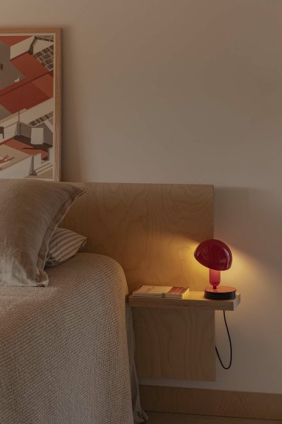 Bela 24cm ROJO lámpara de escritorio De Faro Barcelona - Bela es una l&aacute;mpara vers&aacute;til que se adapta a cualquier estilo de interior.