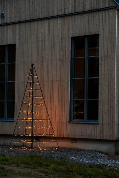Decoración Metálica Pirámide 240cm Negro De Konstsmide - Con 651 luces LED de color &aacute;mbar c&aacute;lido, difunde un brillo elegante y crea una atm&oacute;sfera m&aacute;gica.