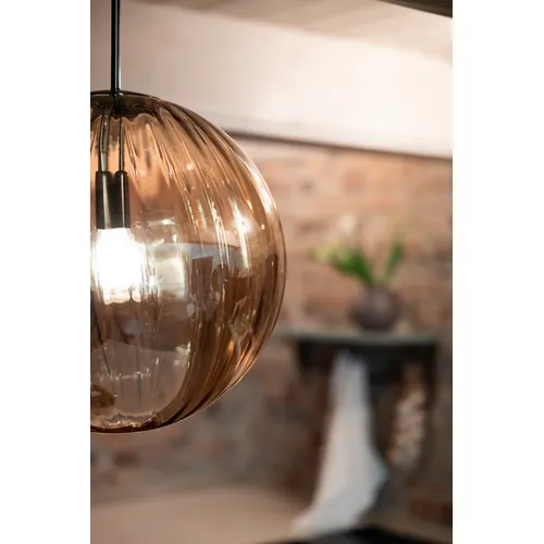 Fengari Ø35 Ámbar Lámpas de techo De Markslöjd - Colóquelos sobre una mesa de café redonda o cuelgue varios en fila sobre una mesa de comedor más larga.