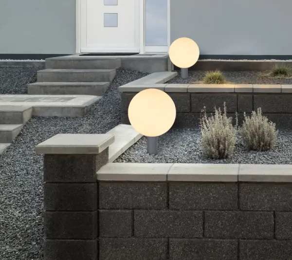 Ossy 38cm Antracita De Globo Lighting - Fabricada en fundición de aluminio color antracita con un elegante interior de cristal opal (Ø 25cm), difunde una luz suave y agradable.