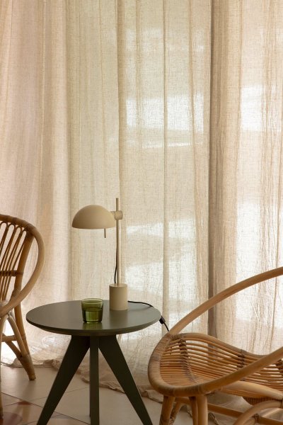 Matilda 43cm Beige lámpara de escritorio De Faro Barcelona - Su pantalla giratoria y altura ajustable proporcionan una iluminaci&oacute;n vers&aacute;til, perfecta para un escritorio, una mesita de noche o un rinc&oacute;n.